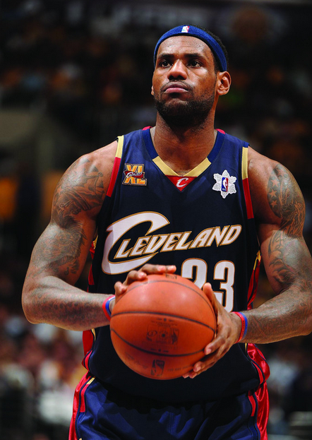 那个受伤倒地的瞬间让人揪心（受伤倒地的一幕令人揪心）