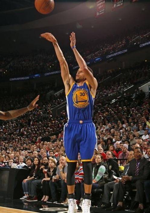 亚马尔送制胜助攻后染黄，无缘下一轮对阵布拉格斯拉维亚的欧冠（亚马尔制胜助攻后染黄，欧冠下轮缺席战布拉格斯拉维亚）