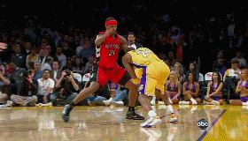 爱德华兹半场12分4失误，兰德尔10中5拿到14分（半场战报：爱德华兹12分4失误，兰德尔10投5中砍下14分）