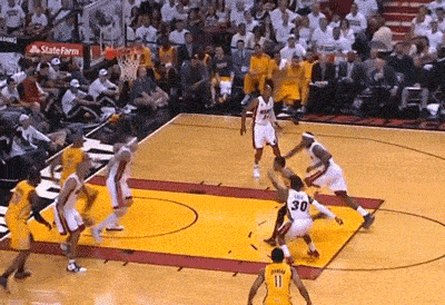 土超比赛双方在禁区里打架，裁判未吹停比赛导致主队打入空门（土超禁区内爆发冲突，裁判未鸣哨，主队趁机打进空门）