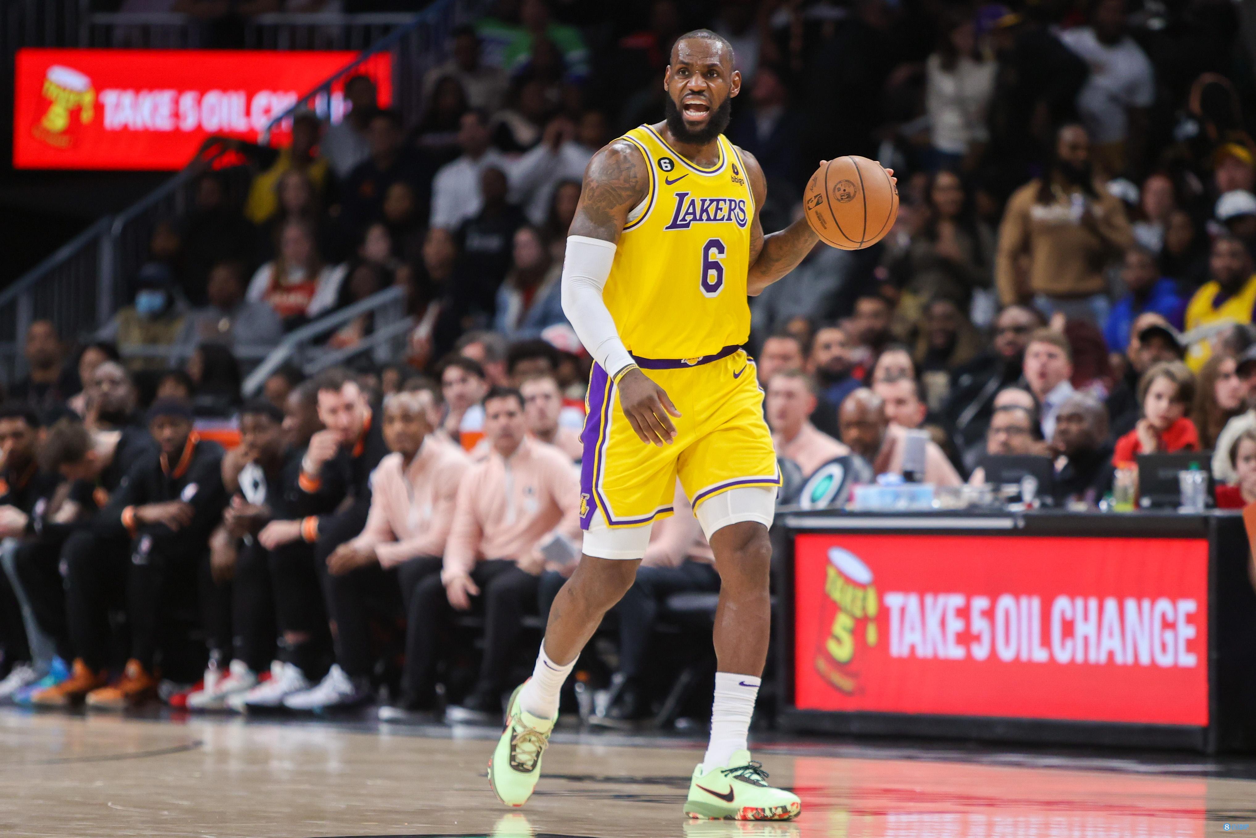 记者：诺坎普保安看到梅西后非常惊讶，当即就放他进去了（记者称：诺坎普保安认出梅西惊讶不已，立刻放行）